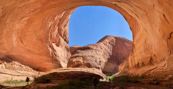 Pod obrovskými převisy v oblouku Fiftymile Canyonu